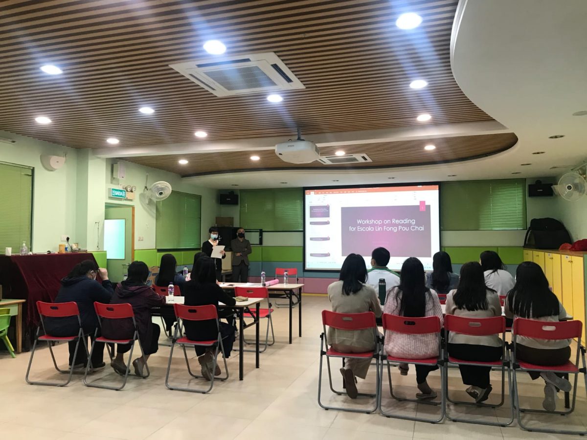 Prof. Ronald Fong provides teaching training at Escola Lin Fong Pou